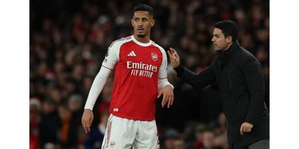Arsenal těsně porazil Brighton a udržel si vedení, ale objevují se obavy z útoku